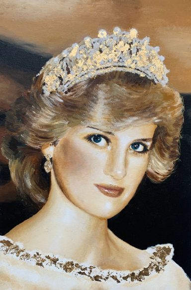 Dieses Bild zeigt die junge Lady Diana mit einer goldenen Krone und Schmuck