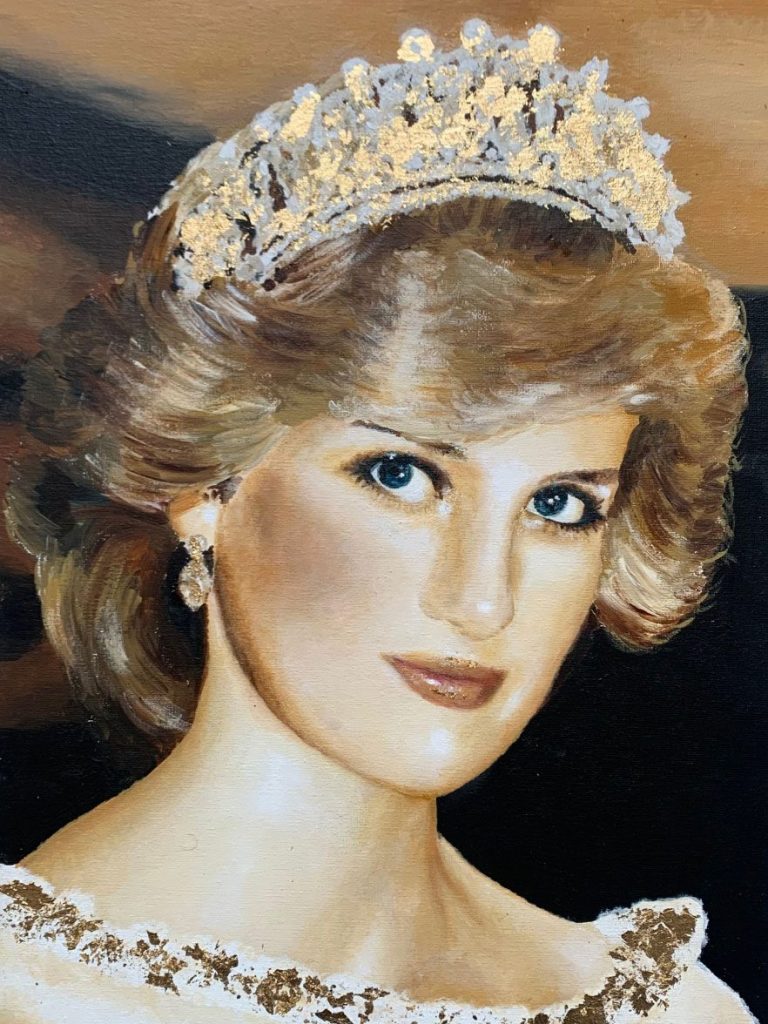 Auf diesem Bild ist die verstorbene Lady Diana zu sehen, wie sie in die Kamera schaut. Sie trägt goldene Ohrringe und eine goldene Krone. Der Hintergrund ist gold und schwarz gehalten.