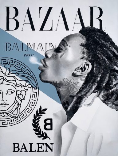 Dieses Bild zeigt den US-amerikanischen Rapper Wiz Khalifa in schwarz weiß. Der Hintergrund ist gestaltet mit Logos von Designermarken