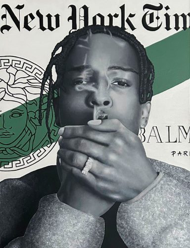 Dieses Bild zeigt den US-amerikanischen Rapper A$AP Rocky in schwarz weiß. Der Hintergrund ist gestaltet mit Logos von Designermarken