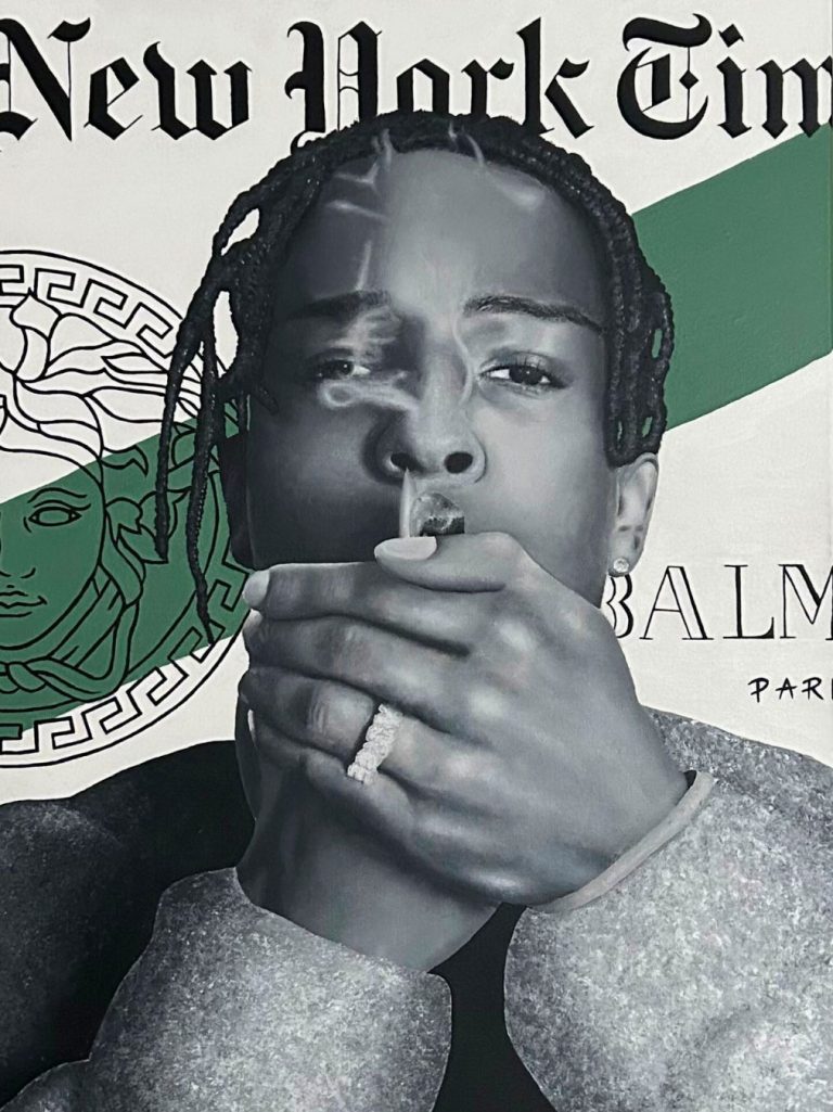 Auf diesem Bild wird der US-amerikanische Rapper A$AP Rocky gezeigt. Er selbst ist schwarz weiß gehalten, trägt einen Pulli und hält sich eine Zigarette und Feuerzeug vor den Mund. Über seinem Gesicht sieht man Rauch. Ein grüner Streifen durchläuft den Hintergrund und Logos von Designermarken sind zu sehen.