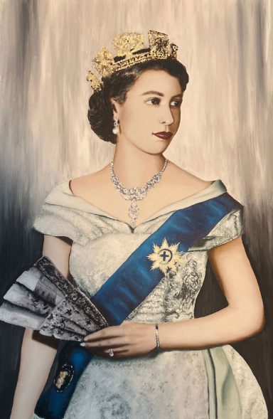 Dieses Bild zeigt die junge Königin Elizabeth in einem edlen Gewand, einer Robe und mit Fächer und Krone