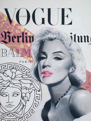 Dieses Bild zeigt Marilyn Monroe in schwarz weiß. Der Hintergrund ist gestaltet mit Logos von Designermarken